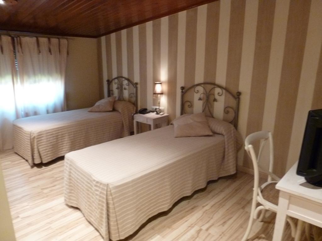 Hotel H Con Encanto Binéfar Oda fotoğraf