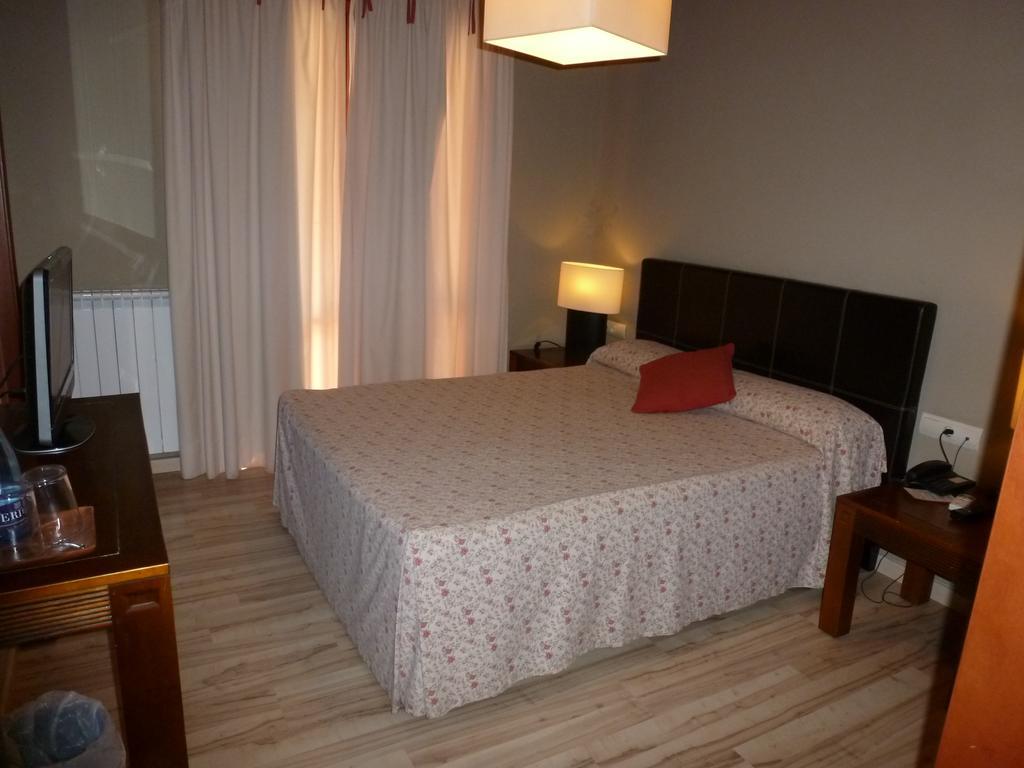 Hotel H Con Encanto Binéfar Oda fotoğraf